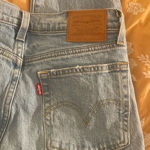 Levi’s light wash Wedgie Straight Size 25 Distressed jeans
